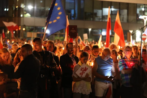 Ezer kormány ellenfelek tiltakoztak Krakkóban új igazságügyi reform és a jövőbeli tervek-hoz cserél a Legfelsőbb Bíróság. Cracow. Lengyelország. — Stock Fotó