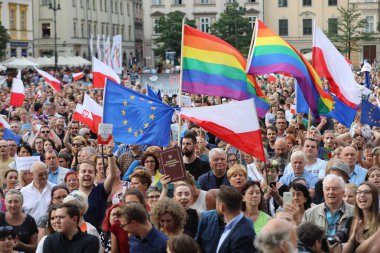 Bir gün daha Cracow binlerce kişi protesto karşı ihlali Polonya Anayasa hukuku.