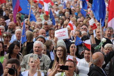 Bir gün daha Cracow binlerce kişi protesto karşı ihlali Polonya Anayasa hukuku.