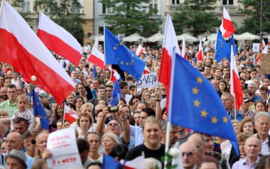 Bir gün daha Cracow binlerce kişi protesto karşı ihlali Polonya Anayasa hukuku.