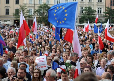Bir gün daha Cracow binlerce kişi protesto karşı ihlali Polonya Anayasa hukuku.