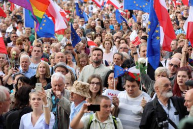 Bir gün daha Cracow binlerce kişi protesto karşı ihlali Polonya Anayasa hukuku.