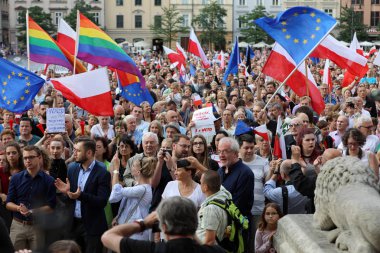 Bir gün daha Cracow binlerce kişi protesto karşı ihlali Polonya Anayasa hukuku.