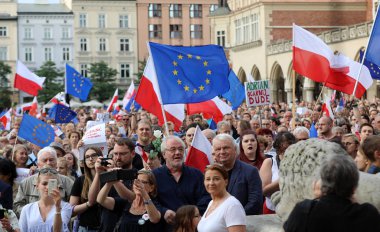 Bir gün daha Cracow binlerce kişi protesto karşı ihlali Polonya Anayasa hukuku.