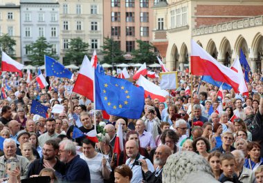 Bir gün daha Cracow binlerce kişi protesto karşı ihlali Polonya Anayasa hukuku.