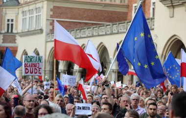 Bir gün daha Cracow binlerce kişi protesto karşı ihlali Polonya Anayasa hukuku.