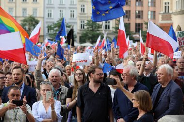 Bir gün daha Cracow binlerce kişi protesto karşı ihlali Polonya Anayasa hukuku.