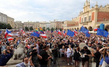 Bir gün daha Cracow binlerce kişi protesto karşı ihlali Polonya Anayasa hukuku.