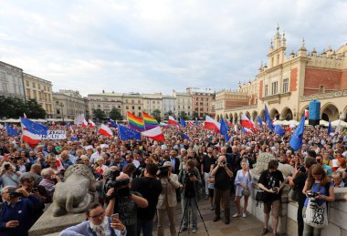 Bir gün daha Cracow binlerce kişi protesto karşı ihlali Polonya Anayasa hukuku.