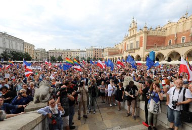Bir gün daha Cracow binlerce kişi protesto karşı ihlali Polonya Anayasa hukuku.