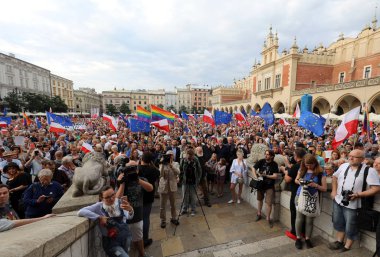 Bir gün daha Cracow binlerce kişi protesto karşı ihlali Polonya Anayasa hukuku.