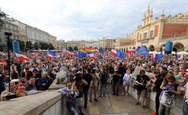Bir gün daha Cracow binlerce kişi protesto karşı ihlali Polonya Anayasa hukuku.