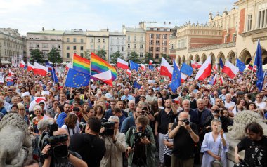 Bir gün daha Cracow binlerce kişi protesto karşı ihlali Polonya Anayasa hukuku.