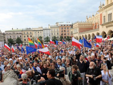 Bir gün daha Cracow binlerce kişi protesto karşı ihlali Polonya Anayasa hukuku.