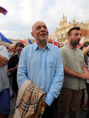 Bir gün daha Cracow binlerce kişi protesto karşı ihlali Polonya Anayasa hukuku.