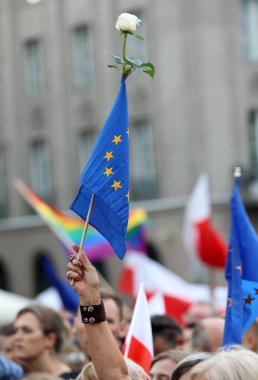 Bir gün daha Cracow binlerce kişi protesto karşı ihlali Polonya Anayasa hukuku.