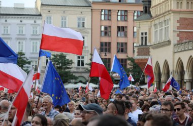 Bir gün daha Cracow binlerce kişi protesto karşı ihlali Polonya Anayasa hukuku.