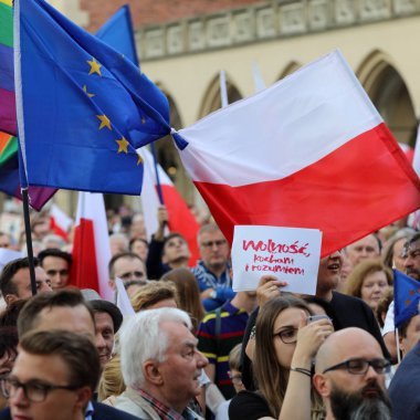 Bir gün daha Cracow binlerce kişi protesto karşı ihlali Polonya Anayasa hukuku.