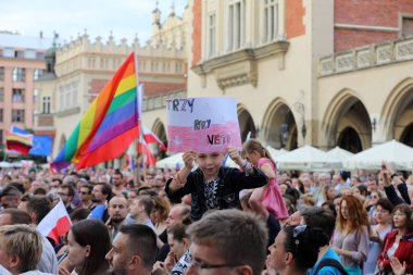 Bir gün daha Cracow binlerce kişi protesto karşı ihlali Polonya Anayasa hukuku.