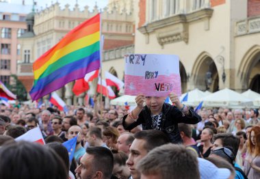 Bir gün daha Cracow binlerce kişi protesto karşı ihlali Polonya Anayasa hukuku.