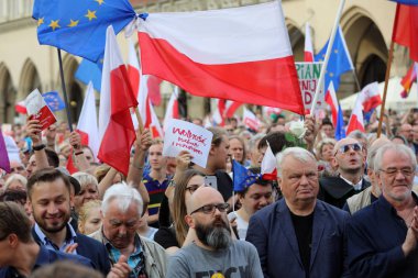 Bir gün daha Cracow binlerce kişi protesto karşı ihlali Polonya Anayasa hukuku.
