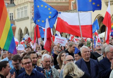 Bir gün daha Cracow binlerce kişi protesto karşı ihlali Polonya Anayasa hukuku.