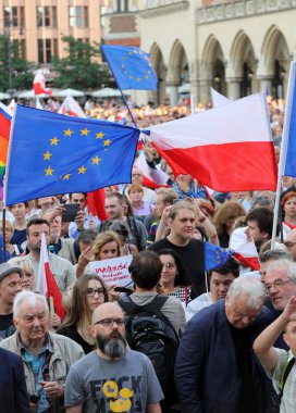 Bir gün daha Cracow binlerce kişi protesto karşı ihlali Polonya Anayasa hukuku.