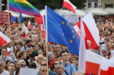 Bir gün daha Cracow binlerce kişi protesto karşı ihlali Polonya Anayasa hukuku.