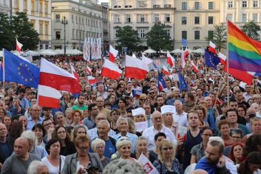 Bir gün daha Cracow binlerce kişi protesto karşı ihlali Polonya Anayasa hukuku.
