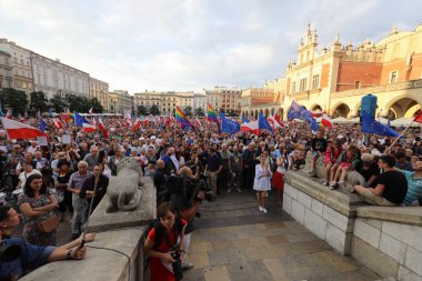 Bir gün daha Cracow binlerce kişi protesto karşı ihlali Polonya Anayasa hukuku.