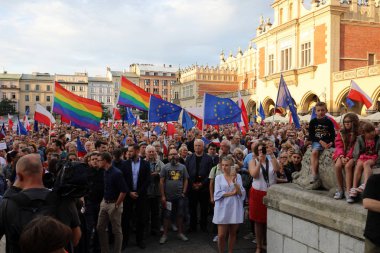 Bir gün daha Cracow binlerce kişi protesto karşı ihlali Polonya Anayasa hukuku.