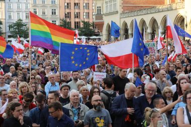 Bir gün daha Cracow binlerce kişi protesto karşı ihlali Polonya Anayasa hukuku.