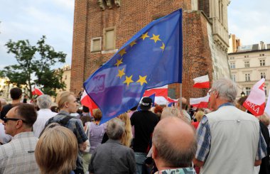Bir gün daha Cracow binlerce kişi protesto karşı ihlali Polonya Anayasa hukuku.