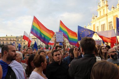Bir gün daha Cracow binlerce kişi protesto karşı ihlali Polonya Anayasa hukuku.
