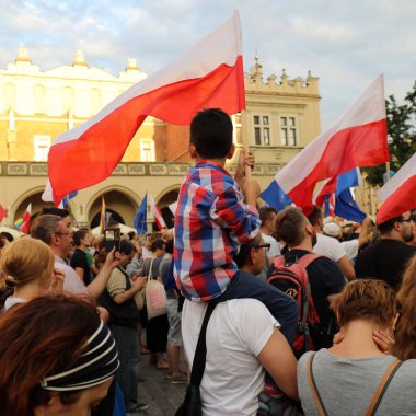 Bir gün daha Cracow binlerce kişi protesto karşı ihlali Polonya Anayasa hukuku.