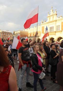 Bir gün daha Cracow binlerce kişi protesto karşı ihlali Polonya Anayasa hukuku.
