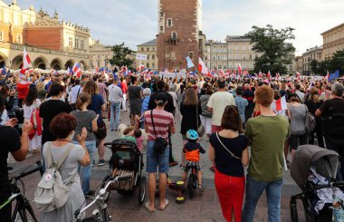Bir gün daha Cracow binlerce kişi protesto karşı ihlali Polonya Anayasa hukuku.