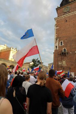 Bir gün daha Cracow binlerce kişi protesto karşı ihlali Polonya Anayasa hukuku.