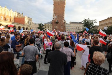 Bir gün daha Cracow binlerce kişi protesto karşı ihlali Polonya Anayasa hukuku.
