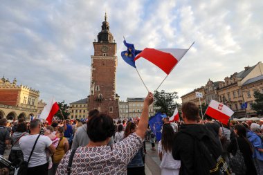 Bir gün daha Cracow binlerce kişi protesto karşı ihlali Polonya Anayasa hukuku.