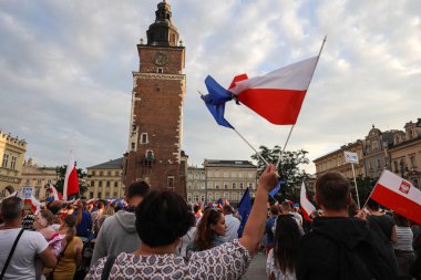 Bir gün daha Cracow binlerce kişi protesto karşı ihlali Polonya Anayasa hukuku.