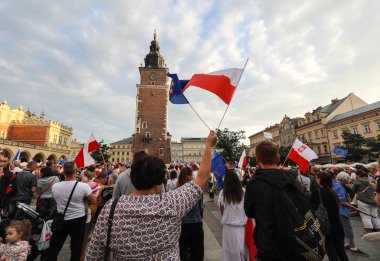 Bir gün daha Cracow binlerce kişi protesto karşı ihlali Polonya Anayasa hukuku.