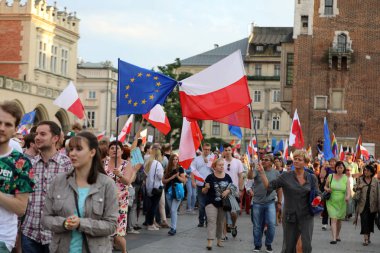 Bir gün daha Cracow binlerce kişi protesto karşı ihlali Polonya Anayasa hukuku.