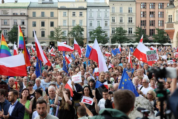 Ще один день в Кракові тисячі людей протест проти порушення конституційного права в Польщі. — стокове фото