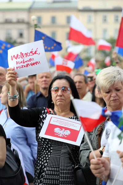 Ще один день в Кракові тисячі людей протест проти порушення конституційного права в Польщі. — стокове фото