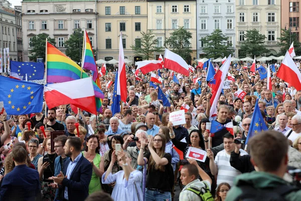 Ще один день в Кракові тисячі людей протест проти порушення конституційного права в Польщі. — стокове фото