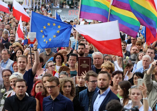 Ще один день в Кракові тисячі людей протест проти порушення конституційного права в Польщі. — стокове фото