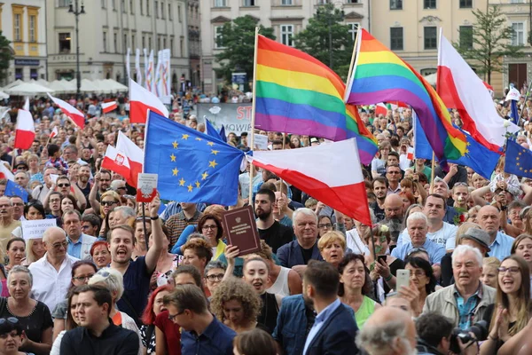 Bir gün daha Cracow binlerce kişi protesto karşı ihlali Polonya Anayasa hukuku.