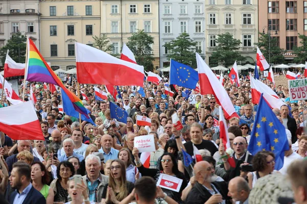 Bir gün daha Cracow binlerce kişi protesto karşı ihlali Polonya Anayasa hukuku.