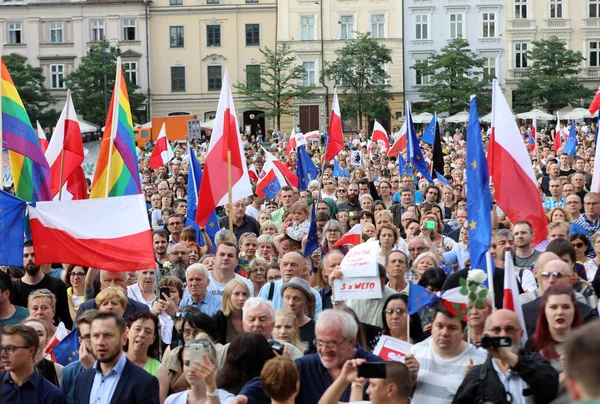 Ще один день в Кракові тисячі людей протест проти порушення конституційного права в Польщі. — стокове фото